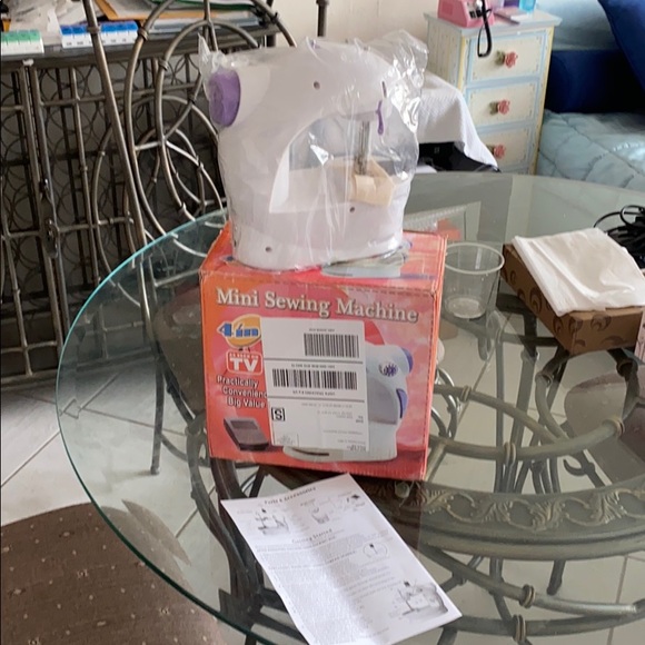 Mini Sewing Machine 4in 1 for the begginers!!! - Picture 8 of 9